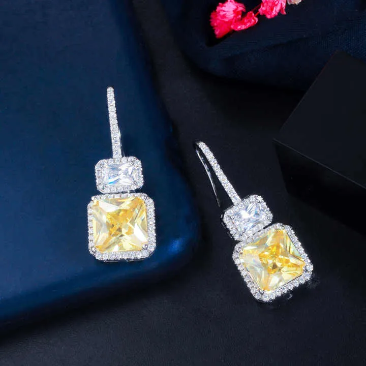 أقراط متدلية مربعة الشكل من حجر التوبازSquare Topaz Drop Earrings