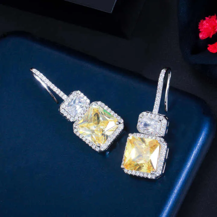 أقراط متدلية مربعة الشكل من حجر التوبازSquare Topaz Drop Earrings
