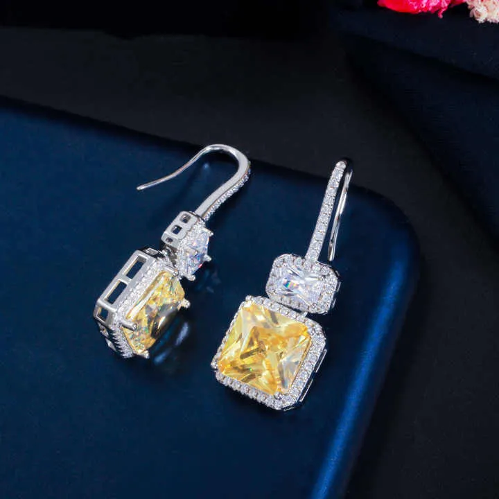 أقراط متدلية مربعة الشكل من حجر التوبازSquare Topaz Drop Earrings