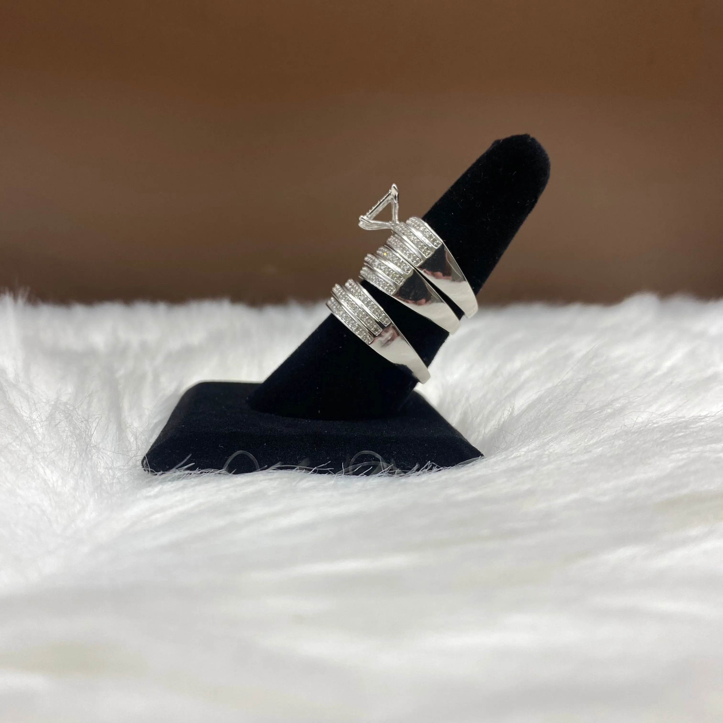 10K White Gold Diamond Luxury Trio Engagement Ring 0.85Ct Dia / 8.1gr / Size 7W/10M