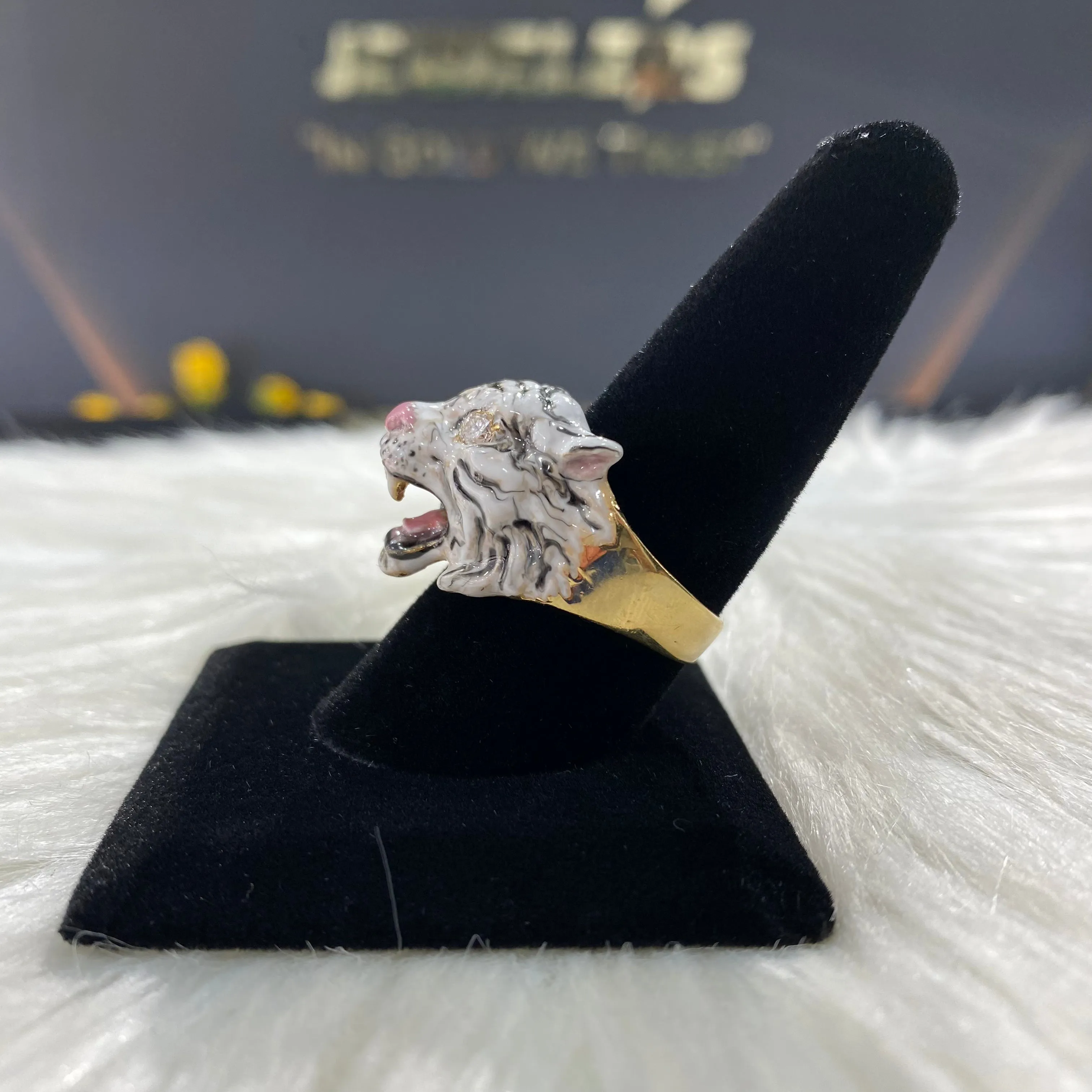 10K Yellow Gold Diamond White Tiger Ring Ct Dia / 15.6gr / Size 9.5