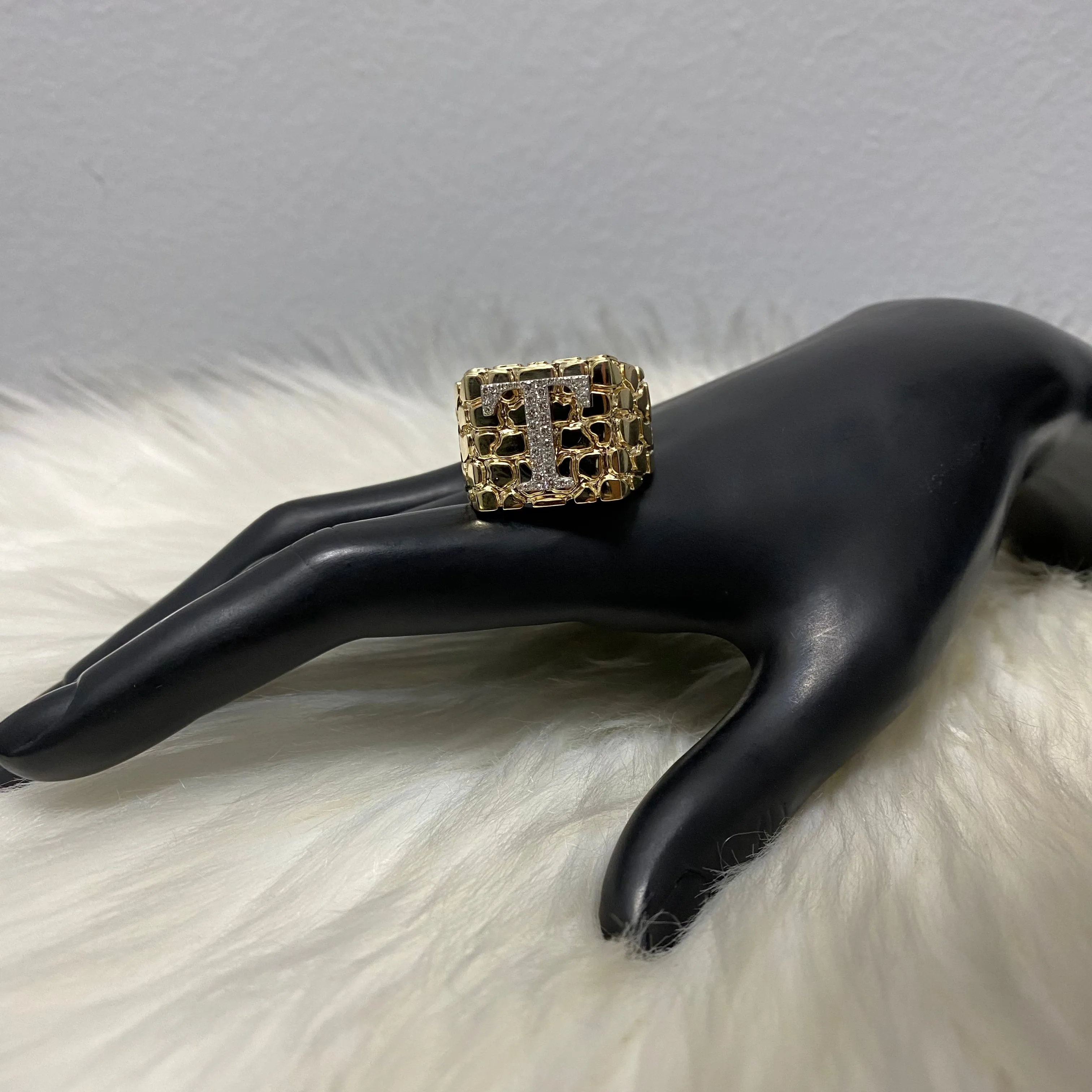 10K Yellow Gold Nugget Letter T Ring 0.31Ct Dia / 12.5gr / Size 11
