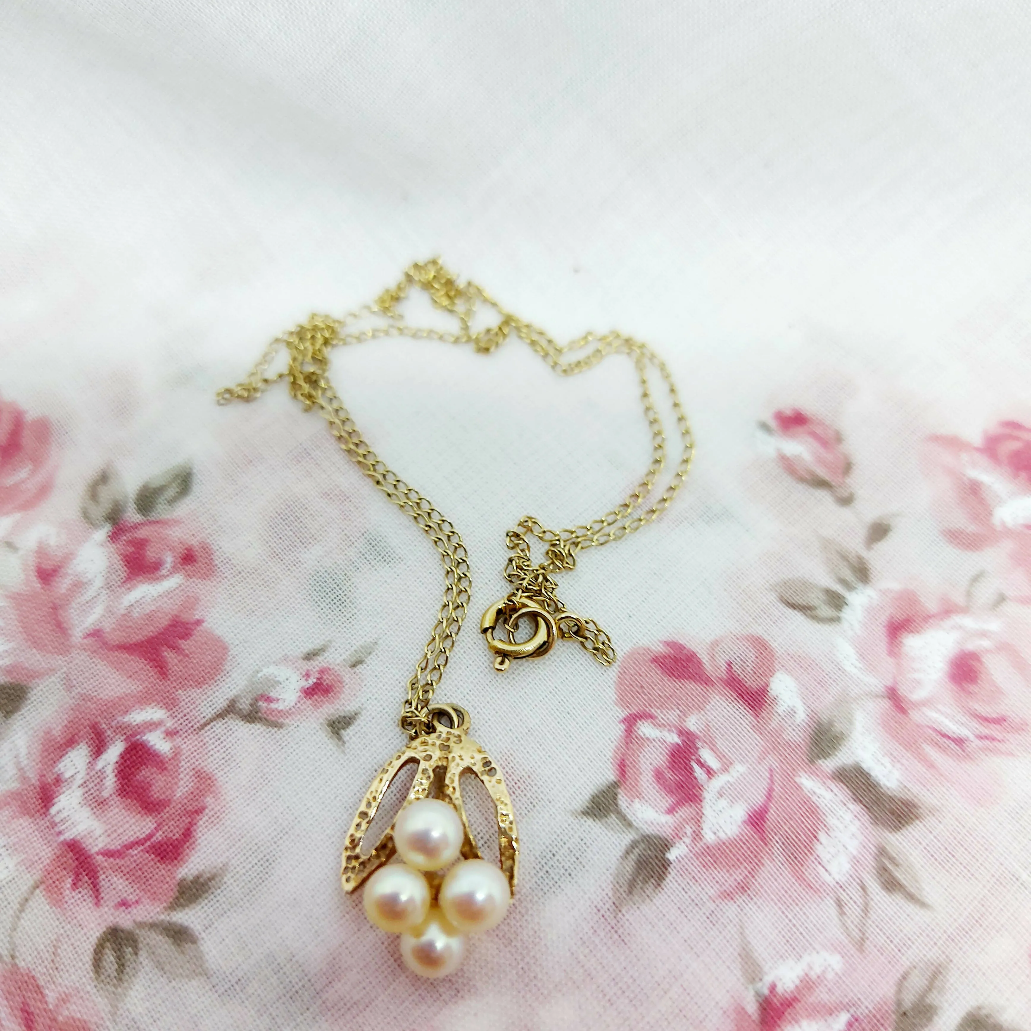 9ct Gold & Pearl Pendant & Chain
