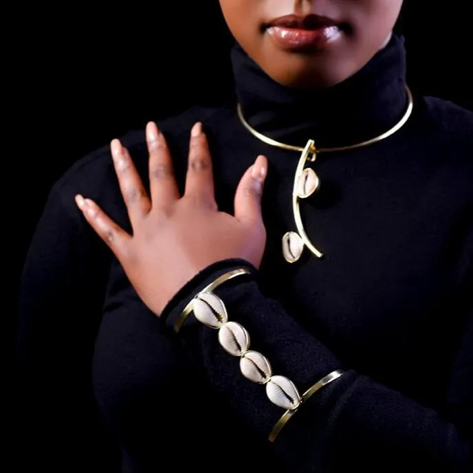 Cowrie Glam Choker