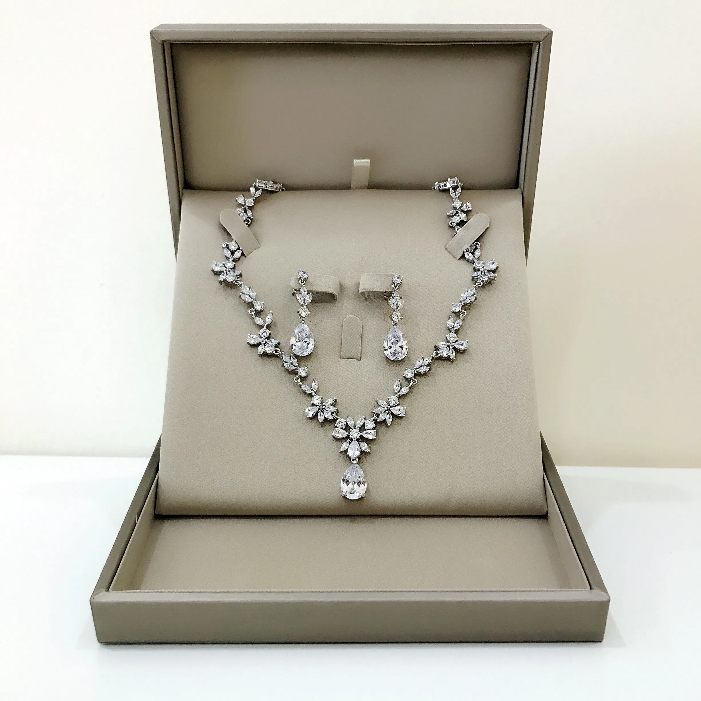 Modern Lady Luxury Bridal Jewelry Set