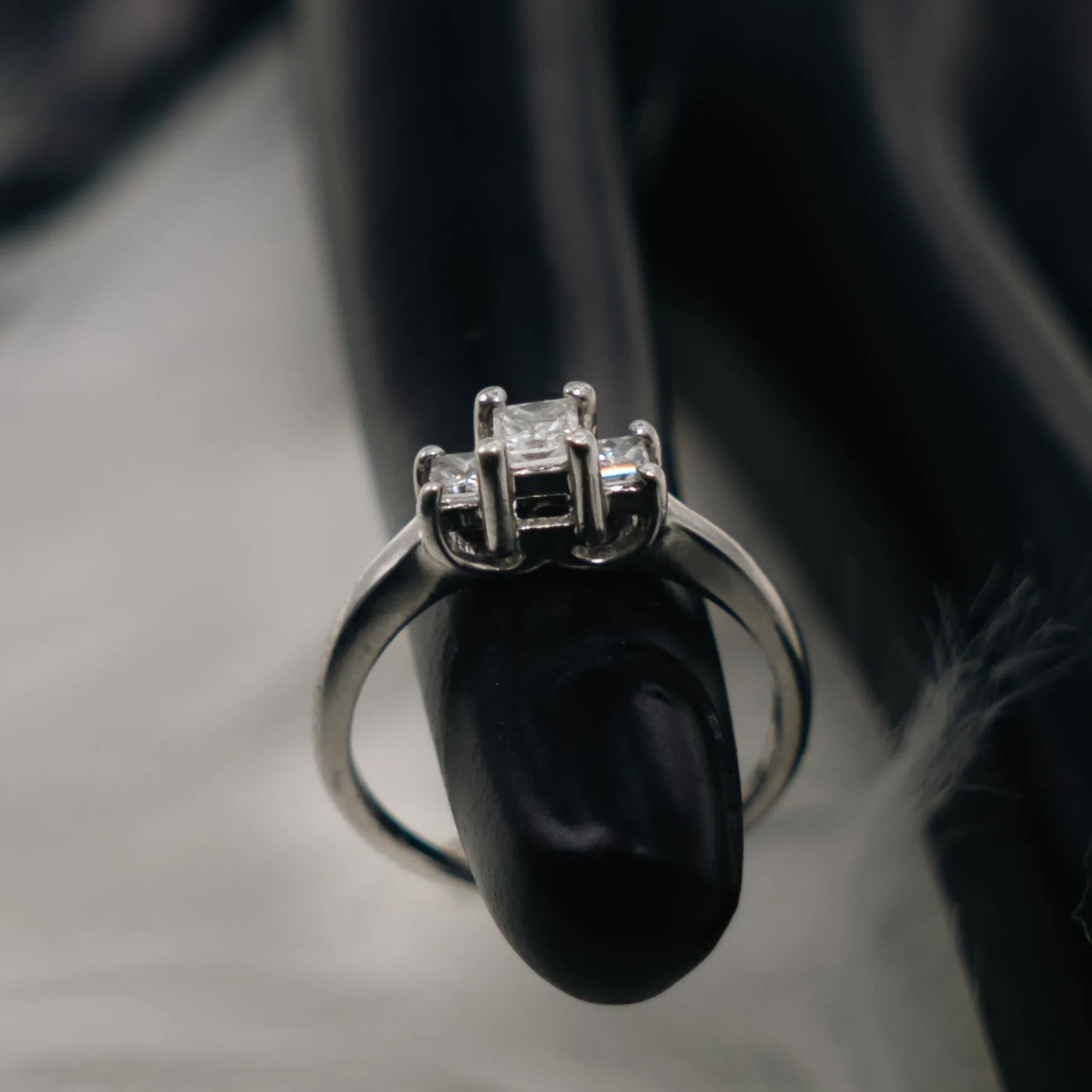 Princess Diamonds Engagement Ring Platinum White Gold / 3.5gr / Size 6.5